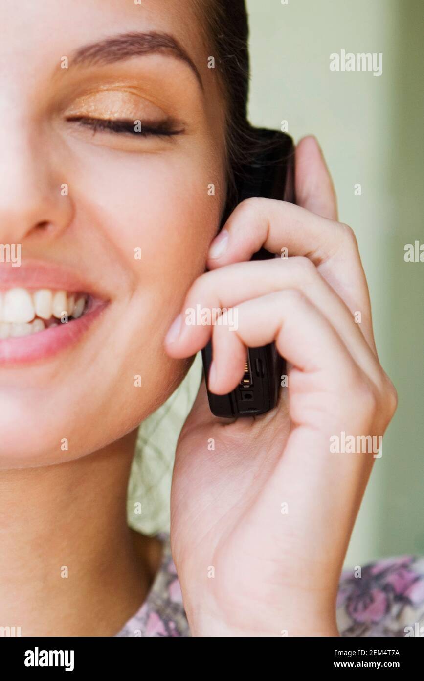 Nahaufnahme einer jungen Frau telefonieren mit einem Handy Stockfoto