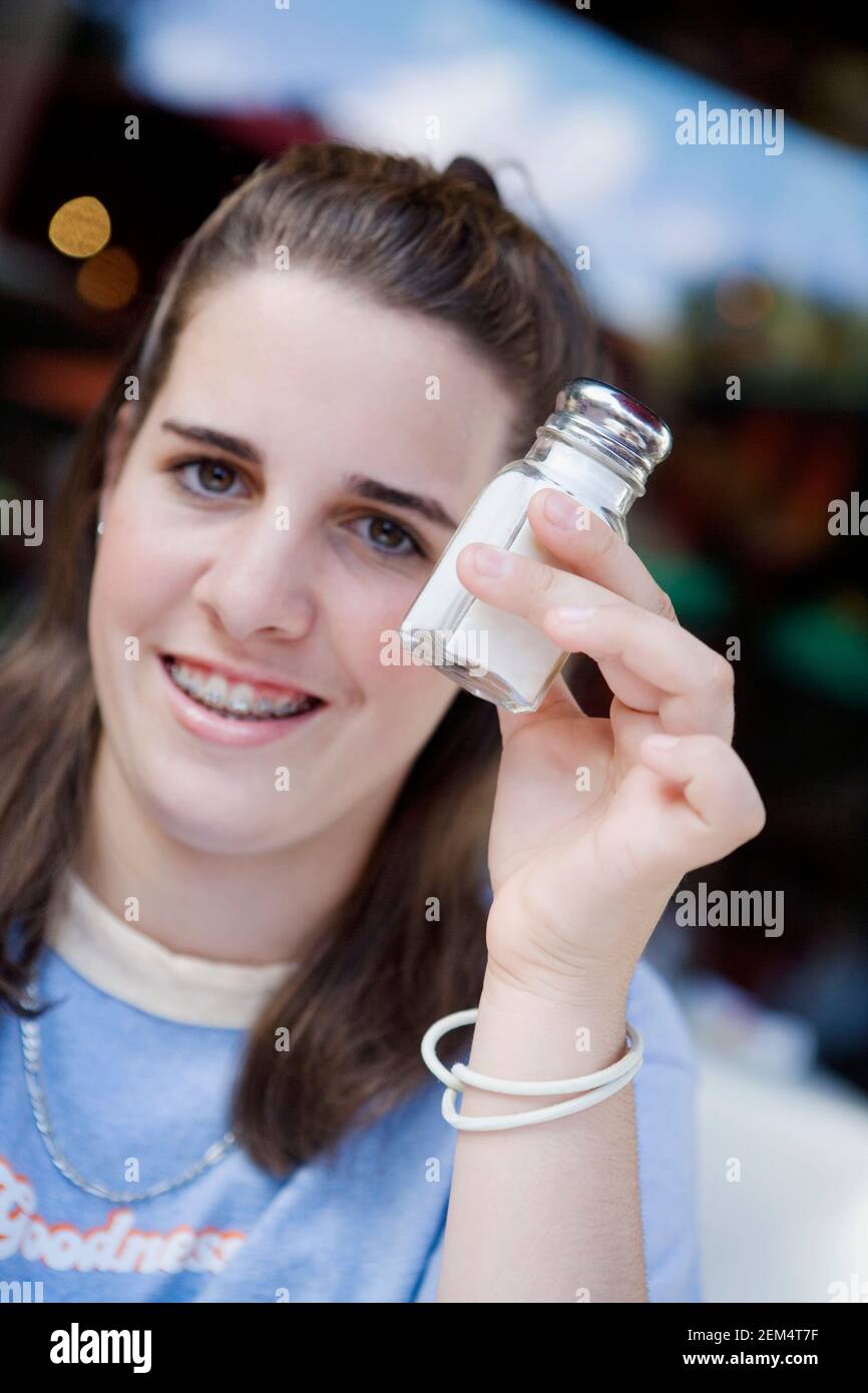 Porträt eines Teenagers mit einer Flasche Stockfoto