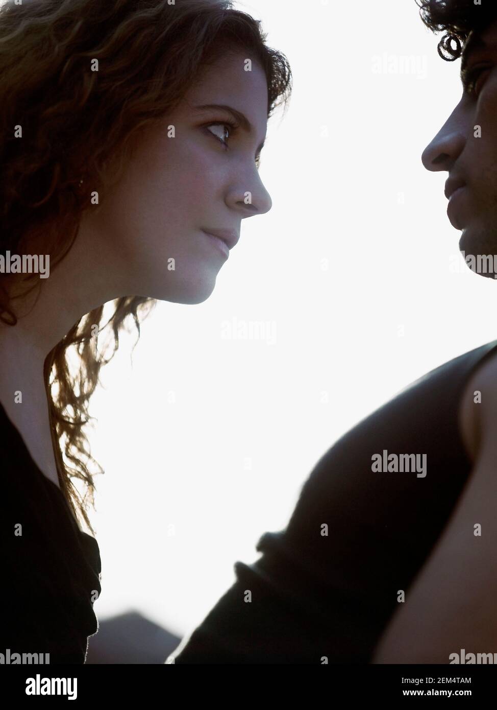 Seitenansicht eines jungen Paares einander betrachtend Stockfoto