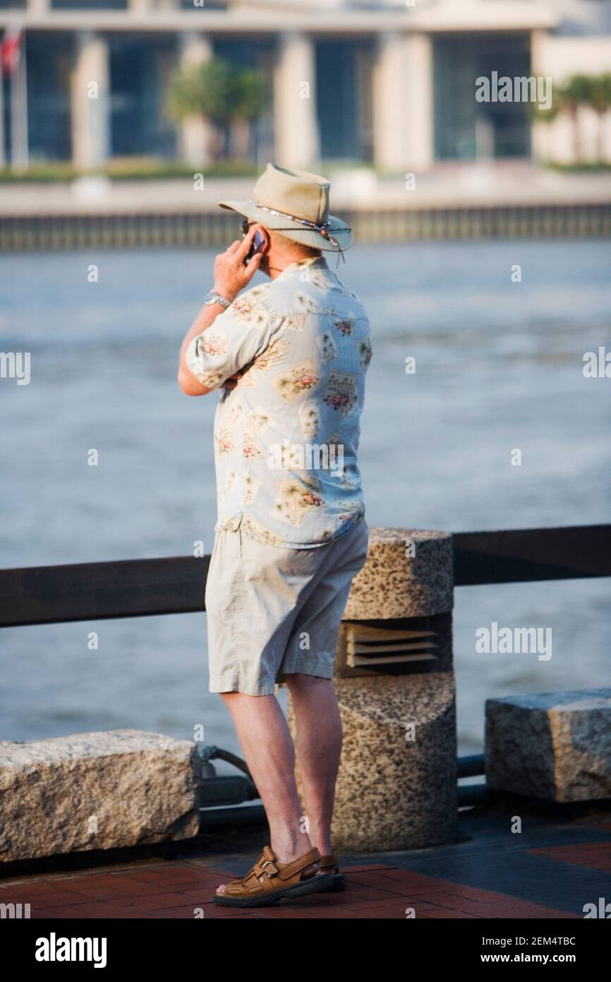 Rückansicht eines reifen Mannes telefonieren mit einem Handy Stockfoto