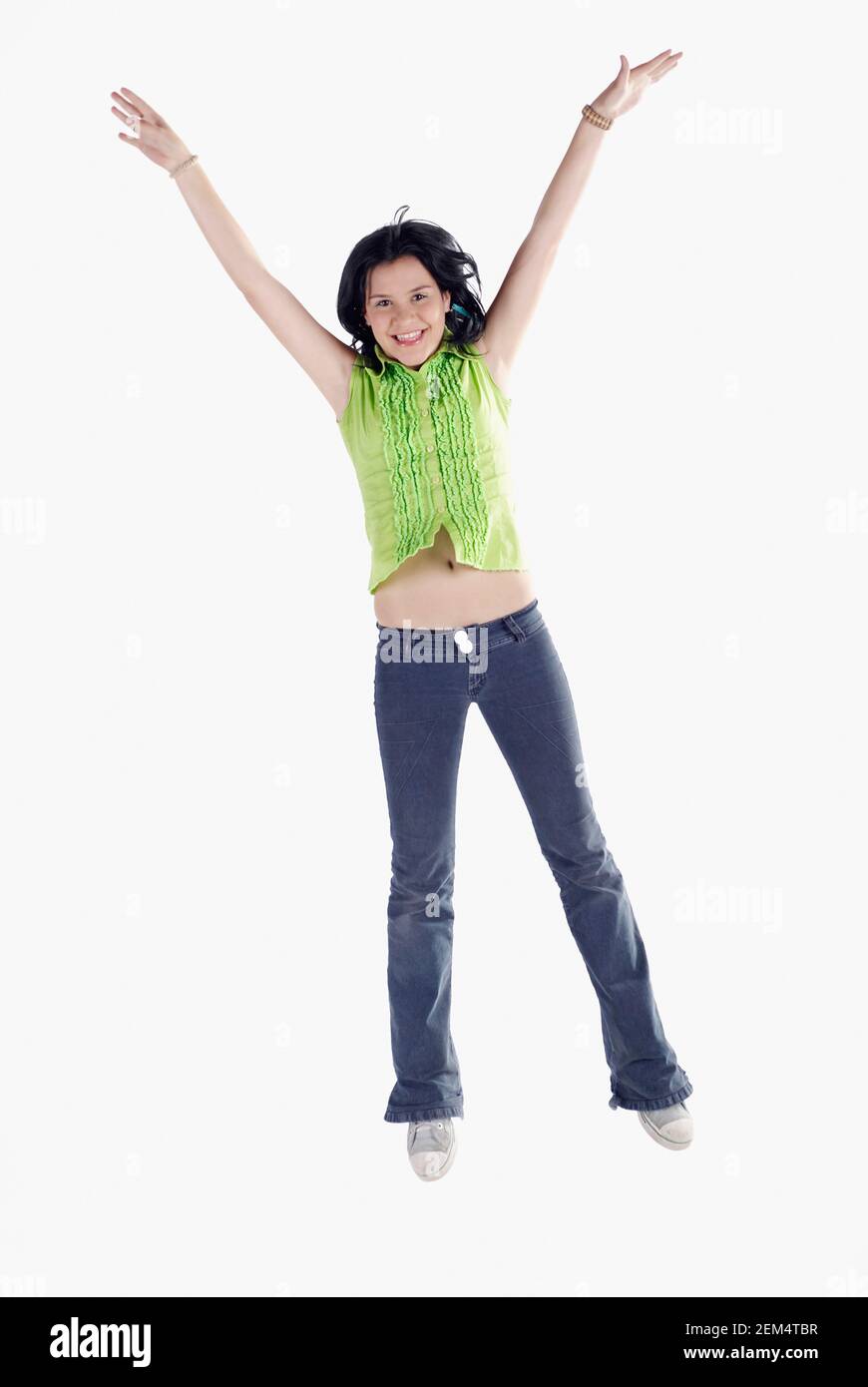 Porträt eines Mädchens mit ihrem erhobenen Armen stehend Stockfoto