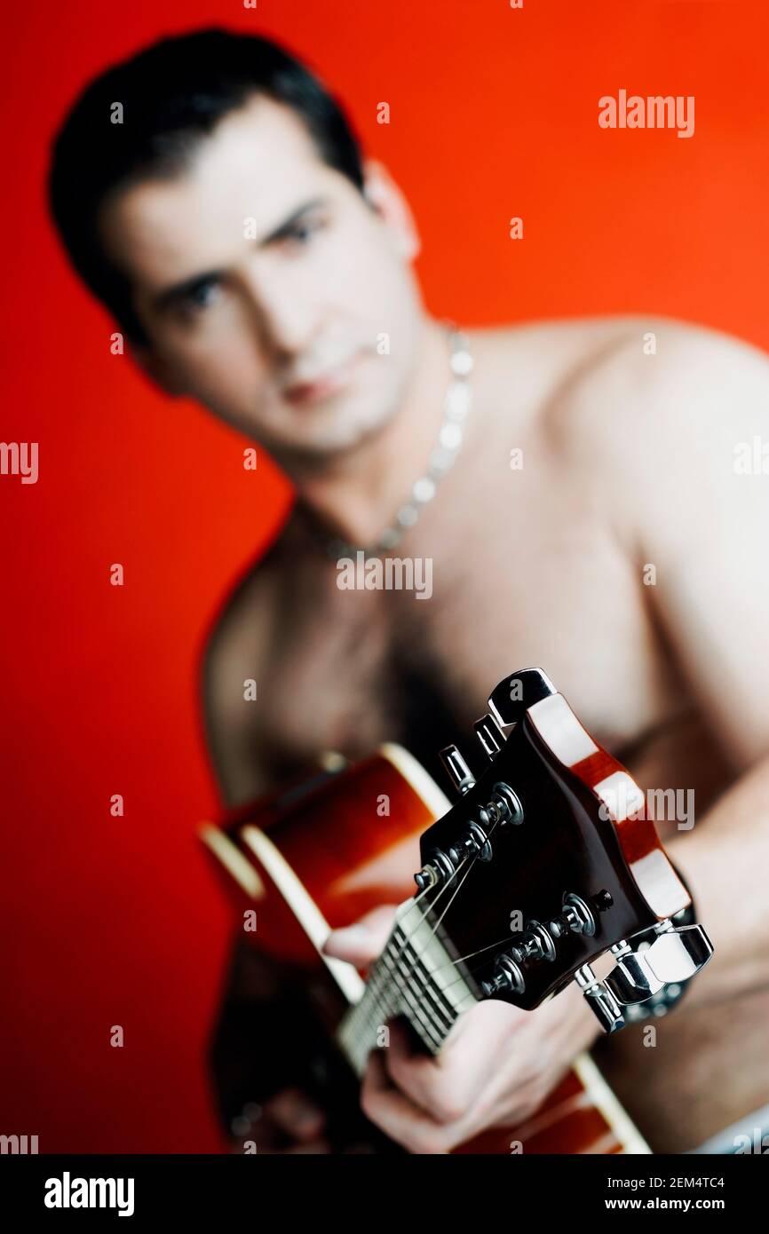 Porträt eines jungen Mannes, Gitarre zu spielen Stockfoto