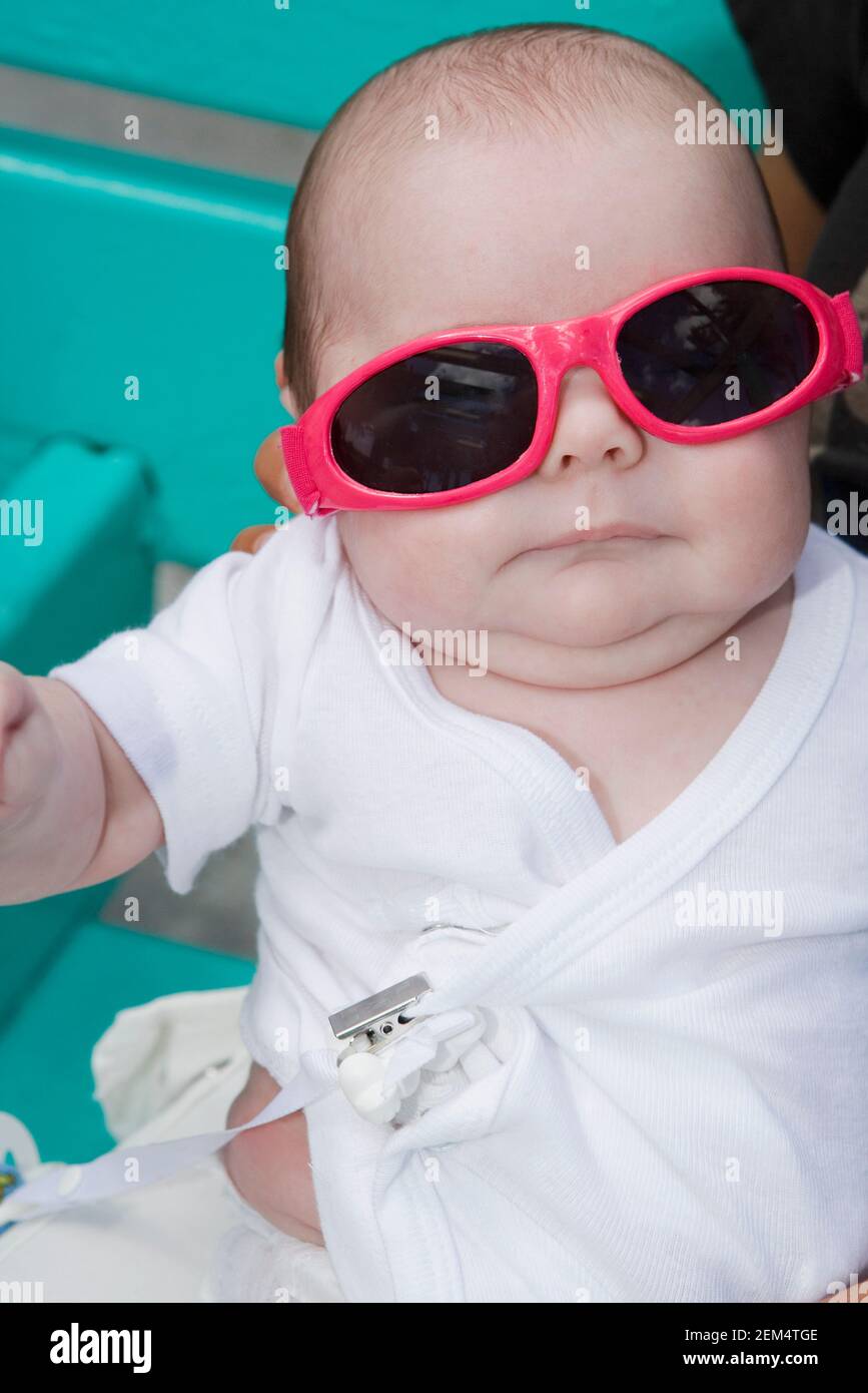 Nahaufnahme eines kleinen Jungen mit Brille Stockfoto