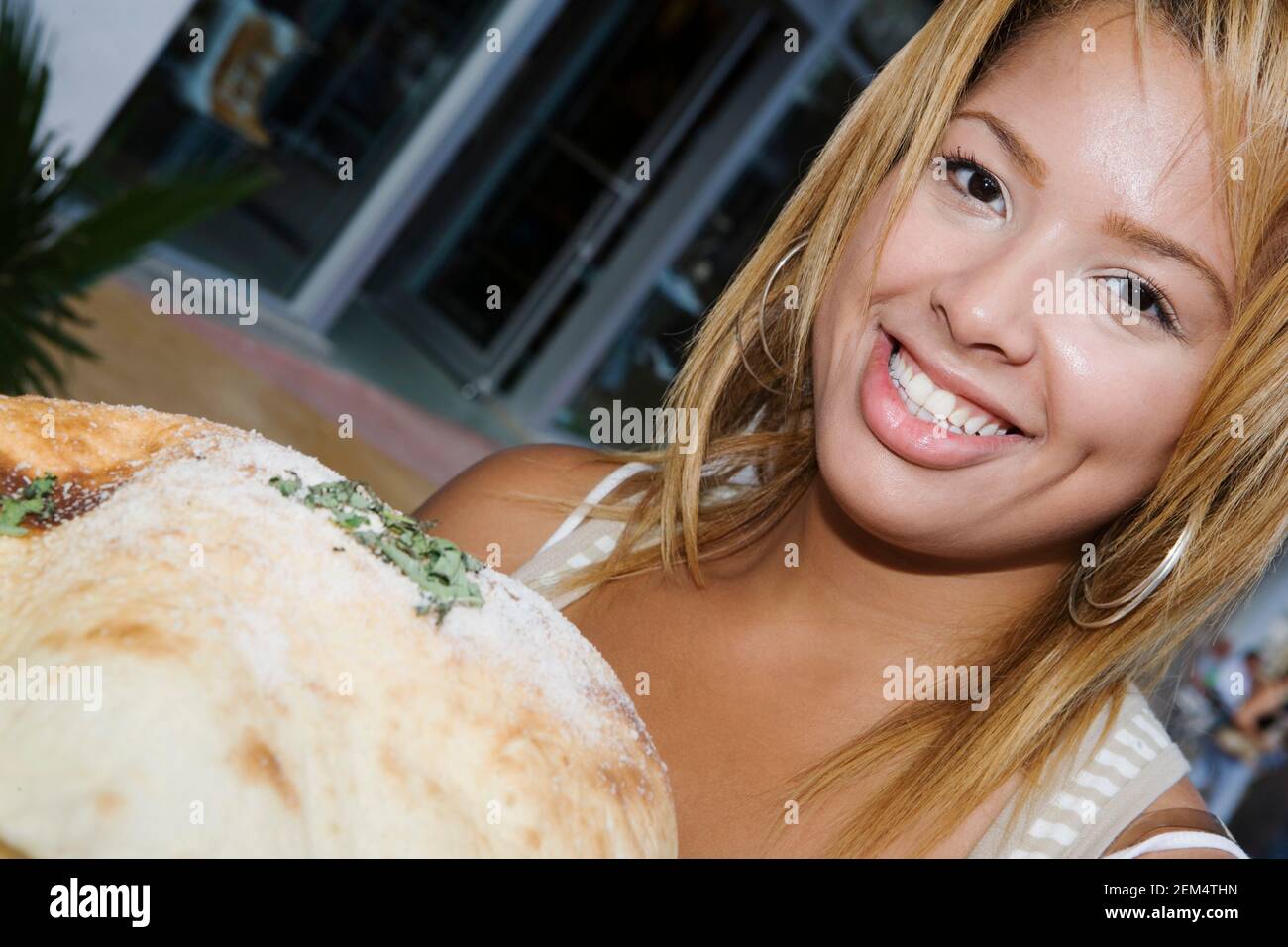 Porträt einer jungen Frau vor süßem Essen Stockfoto