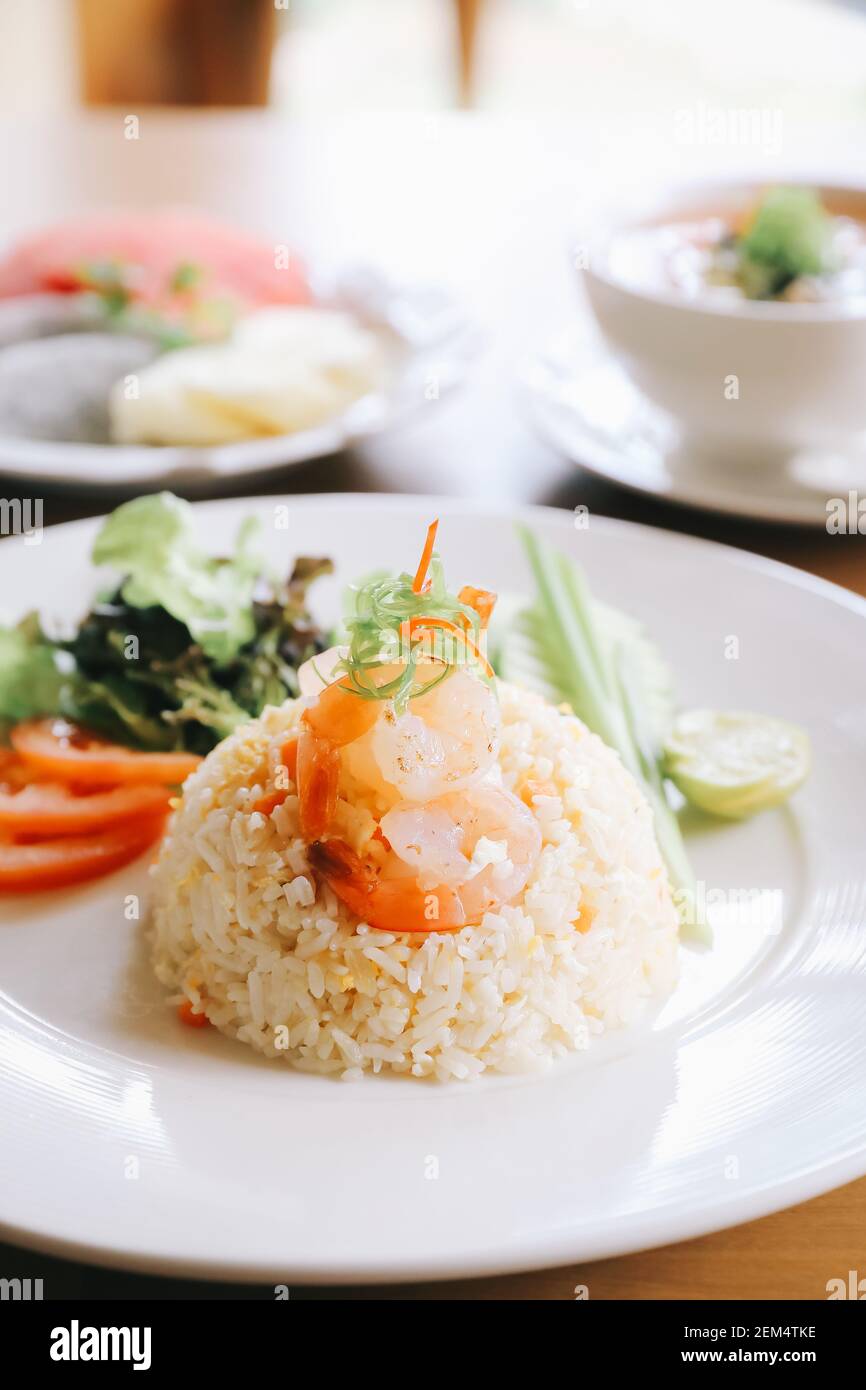 Gebratener Reis mit Garnelen auf hölzernen Tisch Stockfoto