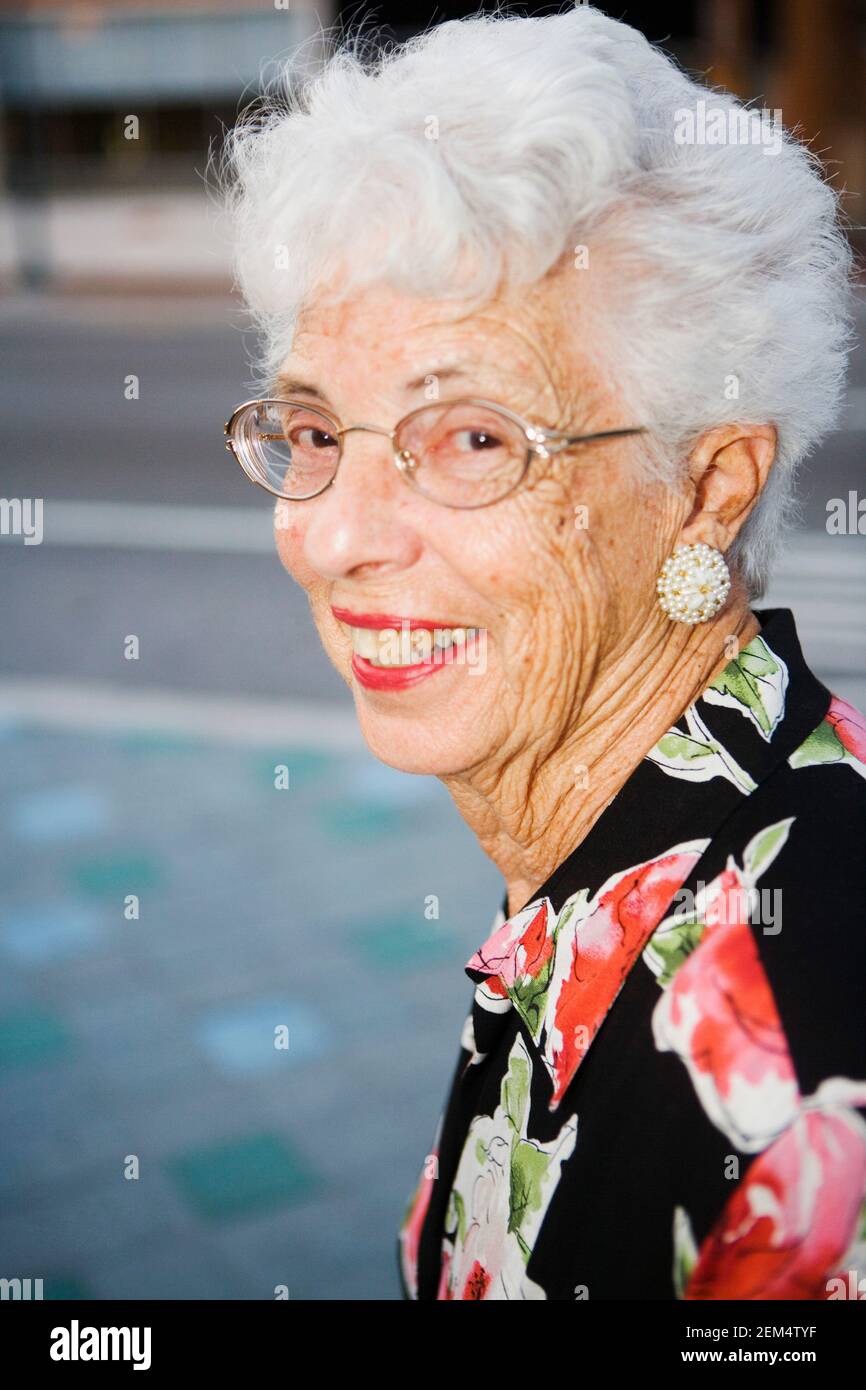Portrait einer älteren Frau lächelnd Stockfoto