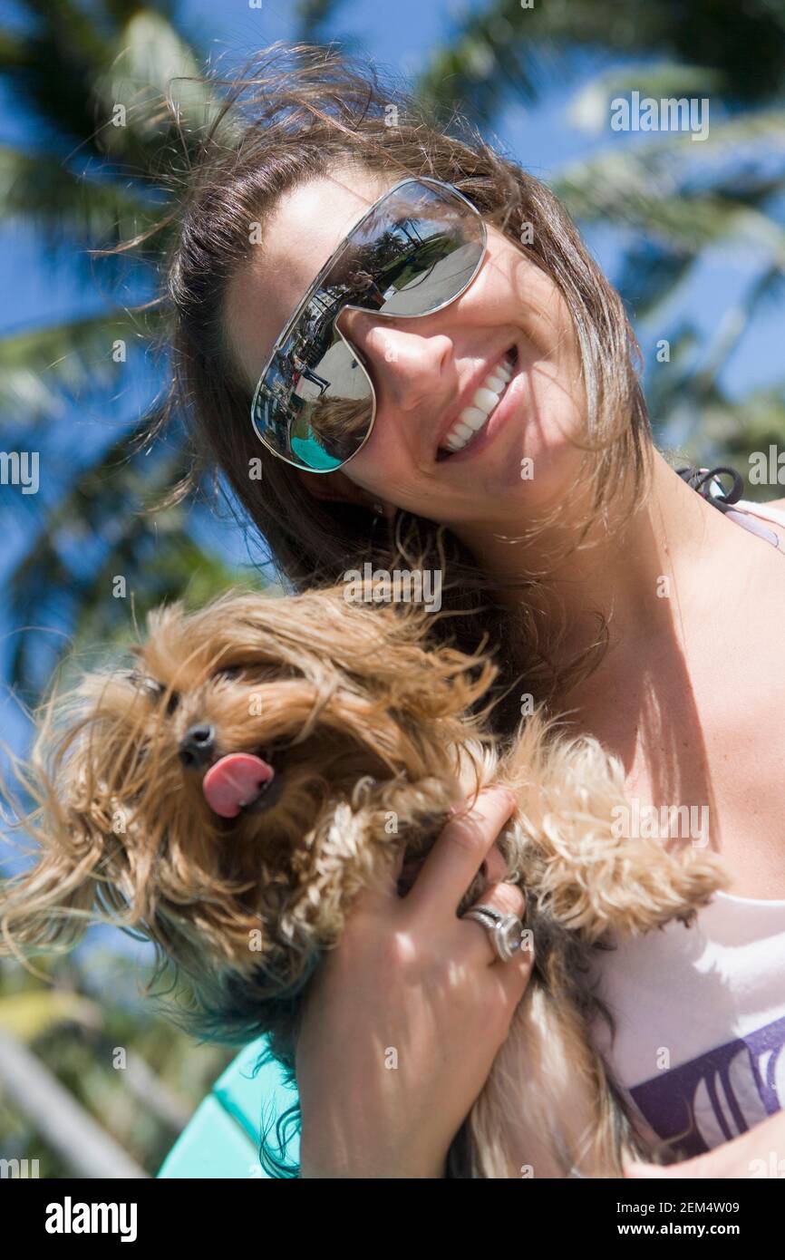 Nahaufnahme einer jungen Frau mit Hund Stockfoto
