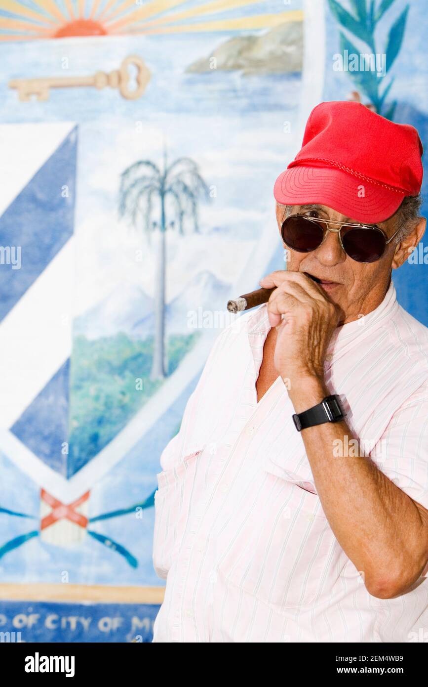 Porträt eines reifen Mannes, der eine Zigarre raucht Stockfoto