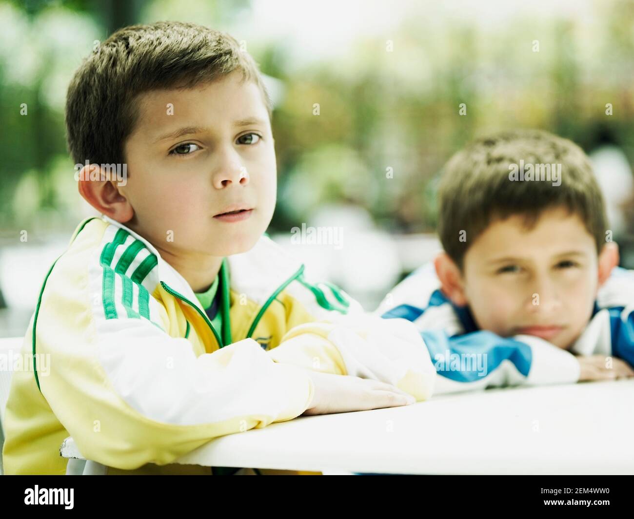 Porträt eines Jungen mit seinem Bruder Stockfoto