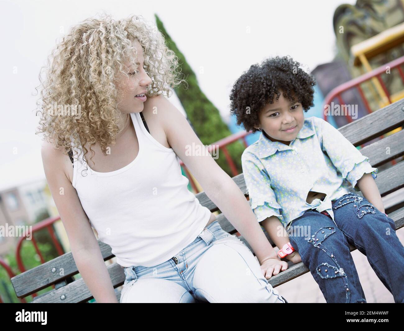 Zwei Mädchen sitzen auf einer Bank Stockfoto
