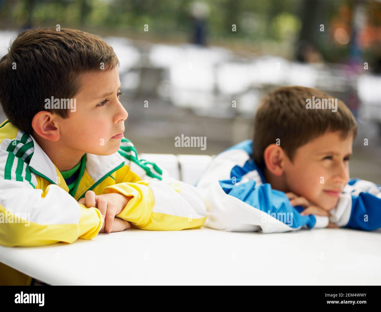 Nahaufnahme eines Jungen mit seinem Bruder Stockfoto