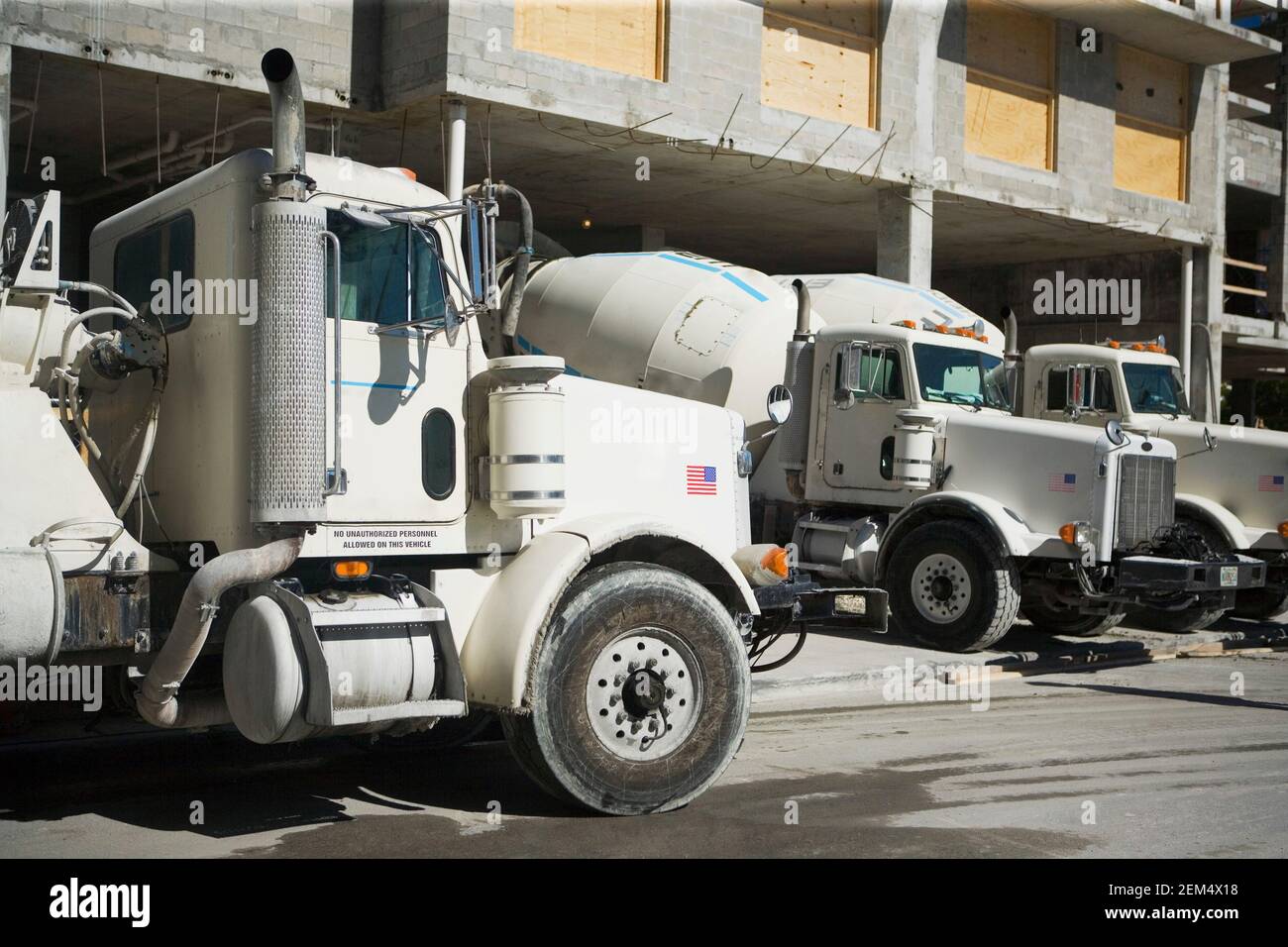 Drei Zementlaster auf einer Baustelle Stockfoto