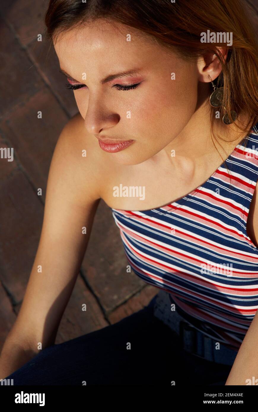 Vogelperspektive Blick auf eine junge Frau sitzt mit geschlossenen Augen Stockfoto