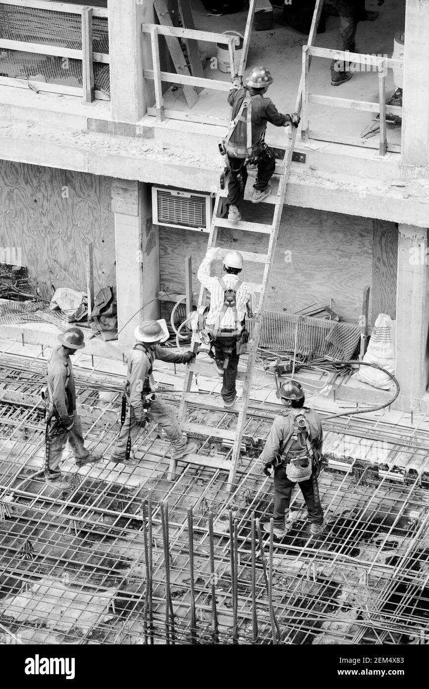 Erhöhte Ansicht von Bauarbeitern auf einer Baustelle arbeiten Stockfoto