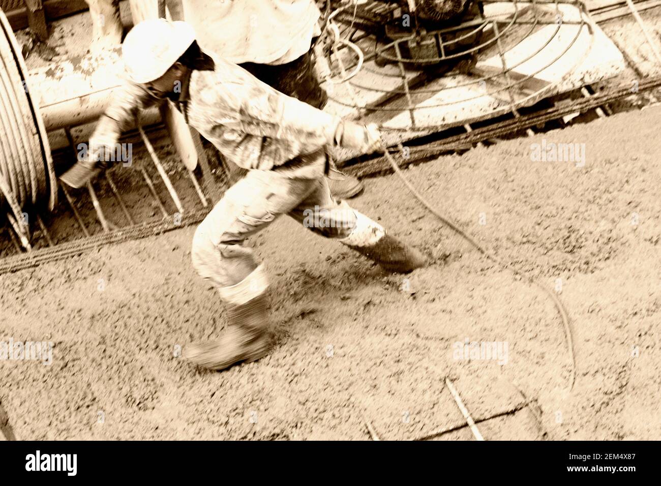 Seitenansicht eines Bauarbeiters zu Fuß auf Beton Stockfoto