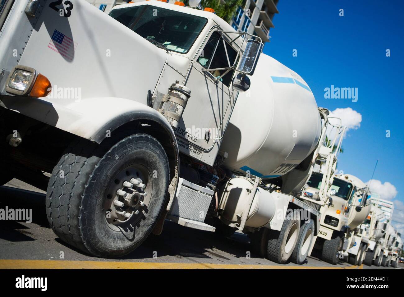 Zement Lastwagen auf der Straße geparkt Stockfoto