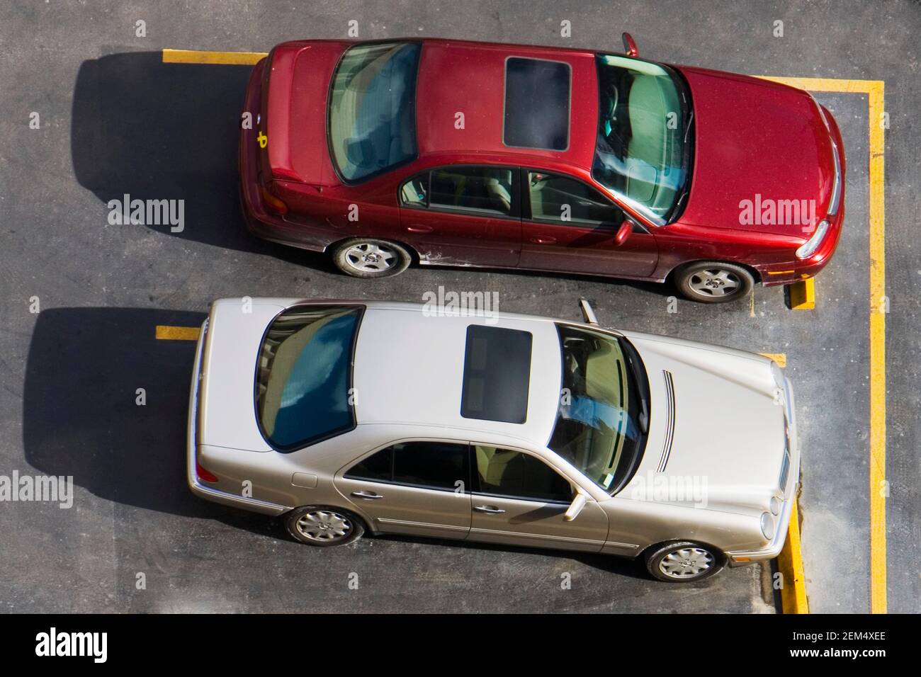 High-Angle-Ansicht von zwei Landfahrzeugen Stockfoto