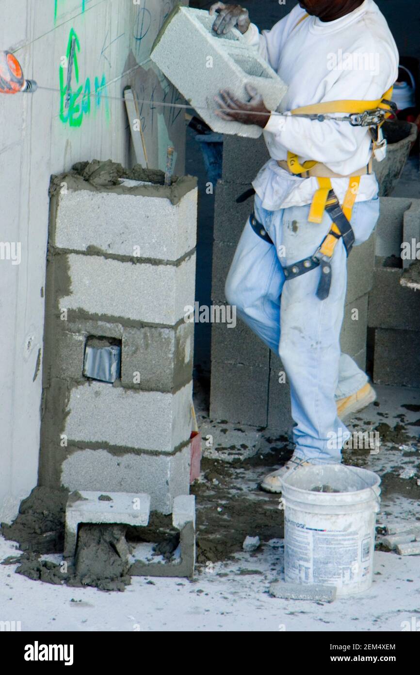 Bauarbeiter mit einem Schlackenblock Stockfoto