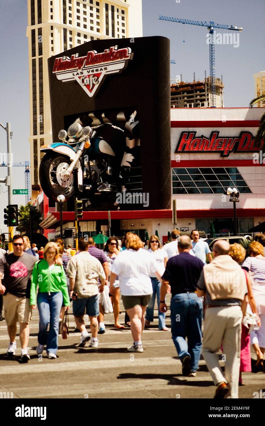 Gruppe von Menschen, die eine Straße vor einem Café überqueren, Harley Davidson Cafe, Las Vegas, Nevada, USA Stockfoto