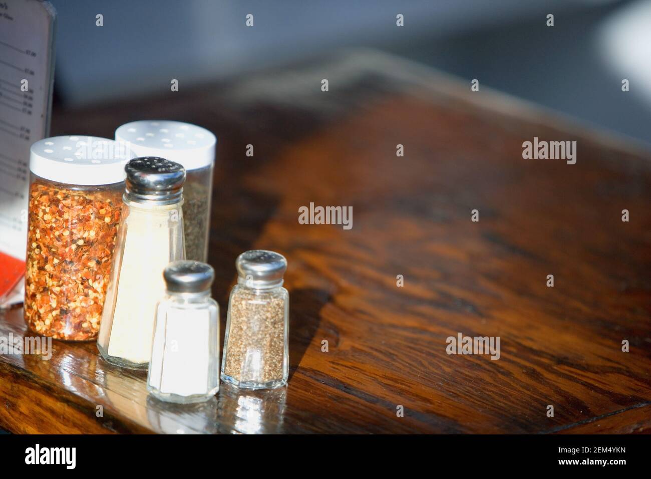 Nahaufnahme von Salzstreuern und Pfefferstreuer auf dem Tisch Stockfoto