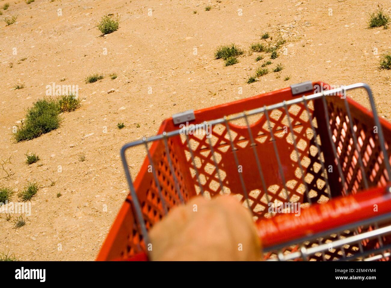 Nahaufnahme einer menschlichen Hand, die einen Einkaufswagen hält, Las Vegas, Nevada, USA Stockfoto
