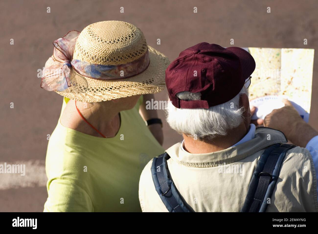 Blick auf ein älteres Paar, das steht und liest Ein Papier Stockfoto