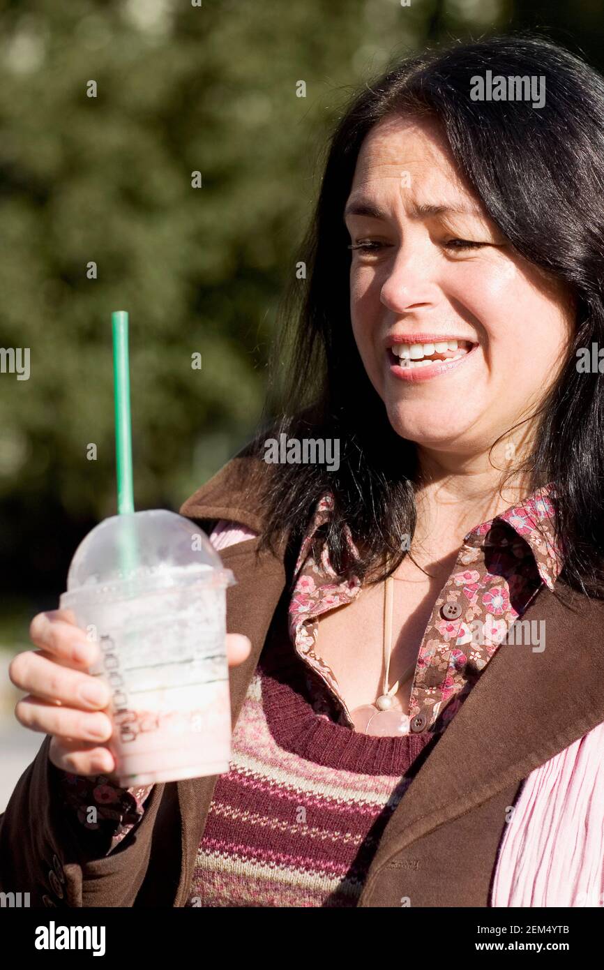 Nahaufnahme einer reifen Frau mit einem Glas Milch Schütteln Stockfoto
