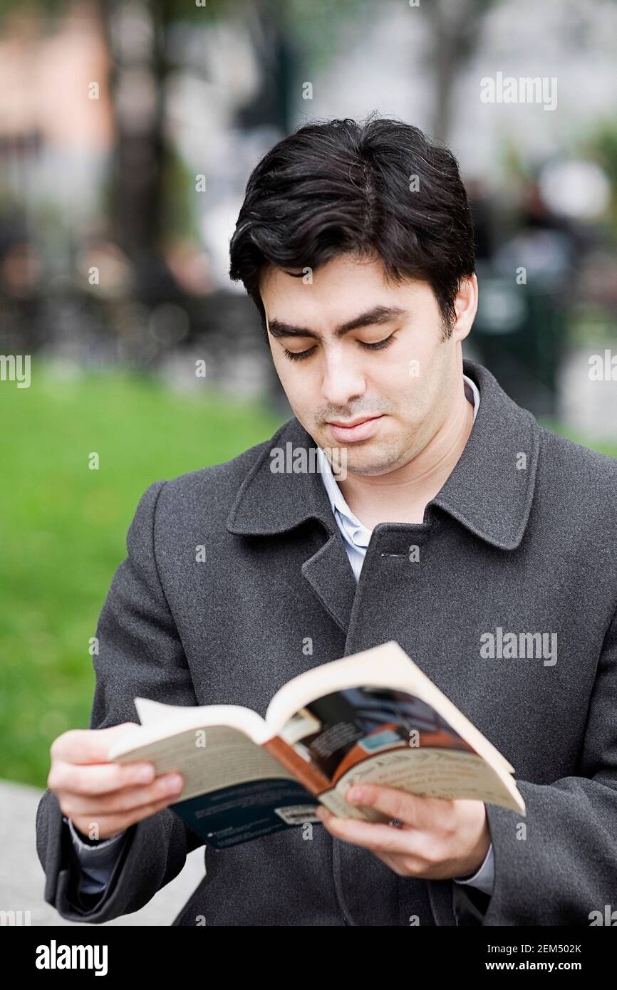 Nahaufnahme eines Geschäftsmannes, ein Buch zu lesen Stockfoto
