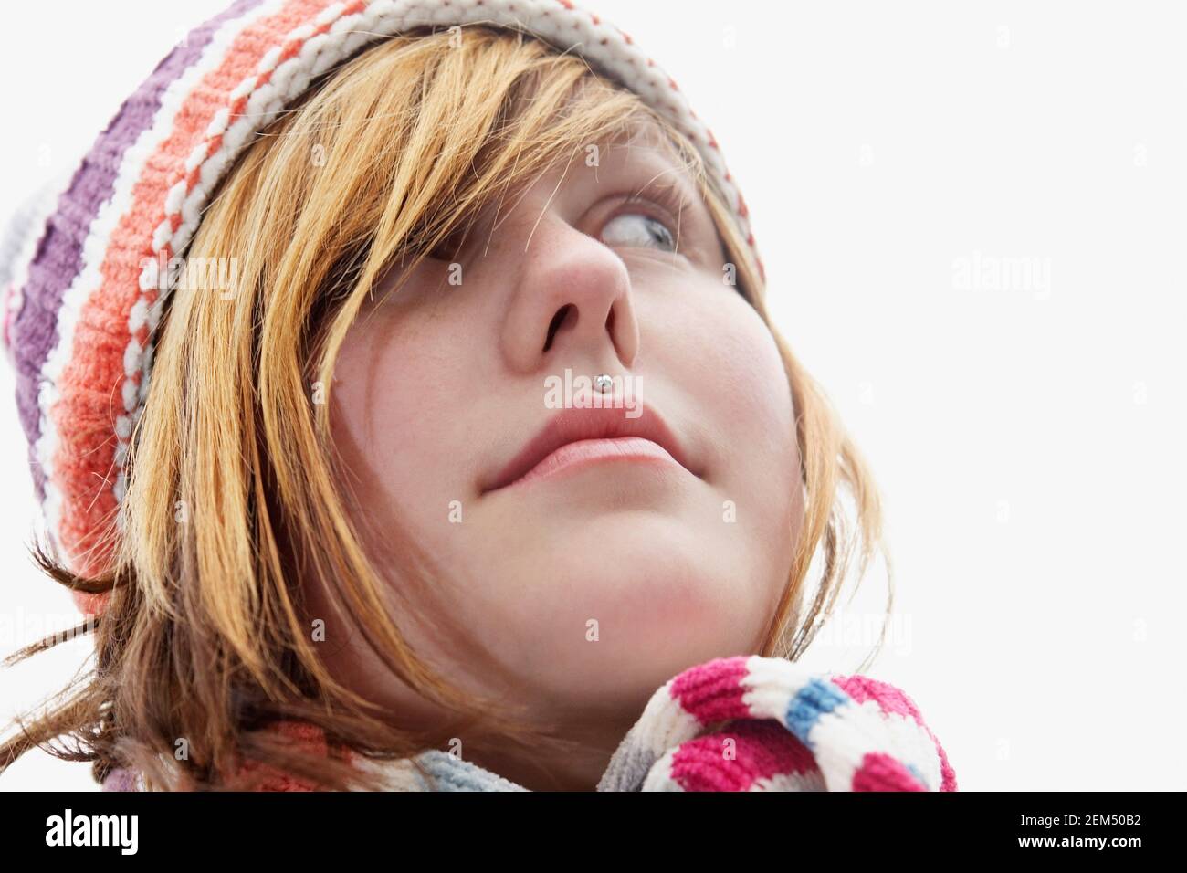 Nahaufnahme einer jungen Frau nachschlagen Stockfoto