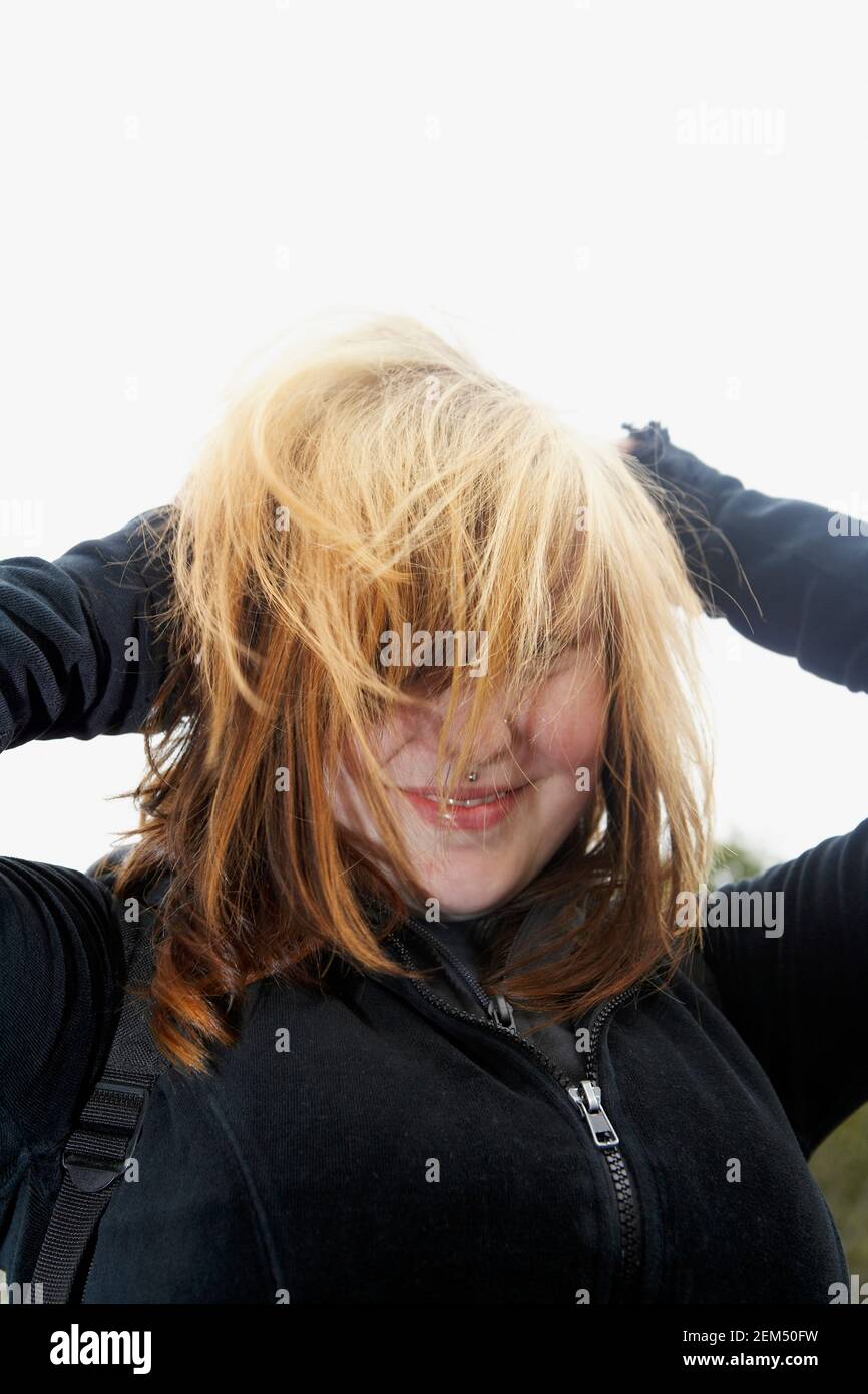 Nahaufnahme einer jungen Frau mit zerzausten Haaren Stockfoto