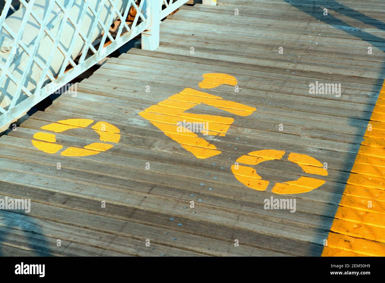 Blick auf eine Fahrradspur auf einer Brücke, Brooklyn Bridge, New York City, New York State, USA Stockfoto