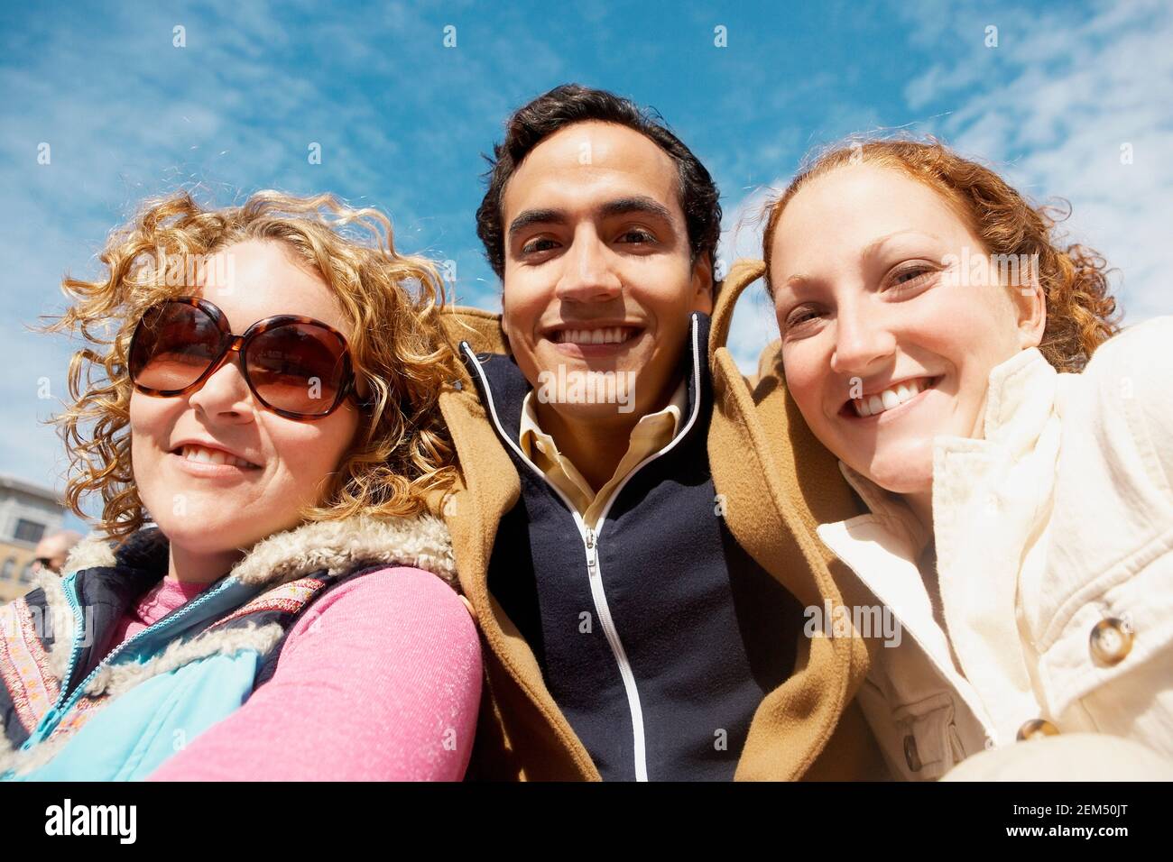 Porträt eines jungen Mannes und zwei junge Frauen Lächeln Stockfoto