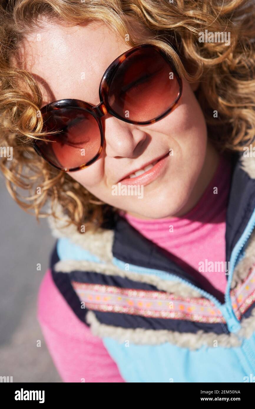 Nahaufnahme einer jungen Frau mit Sonnenbrille Stockfoto