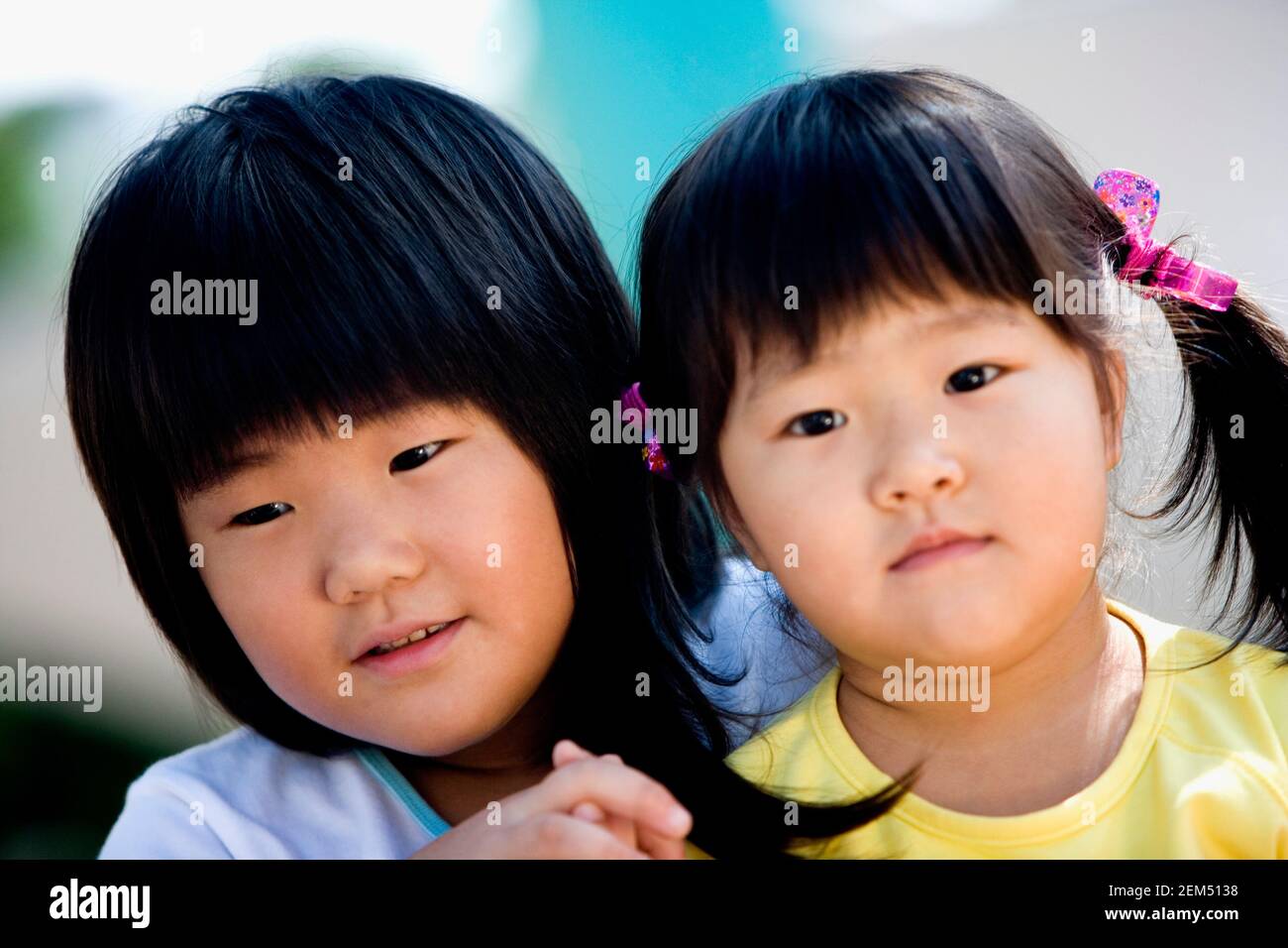 Porträt eines Mädchens und ihrer Schwester Stockfoto
