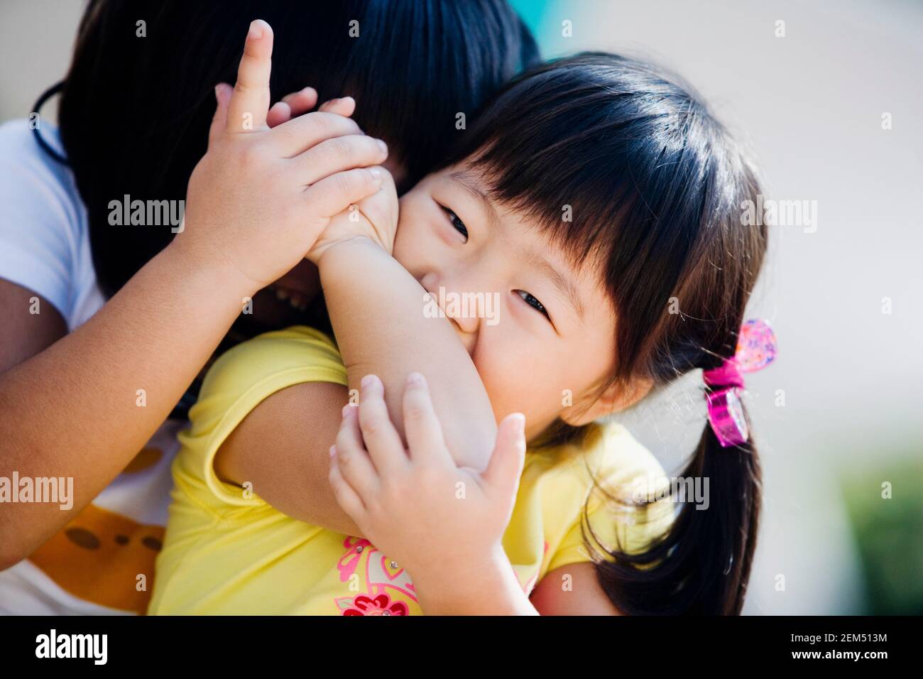 Porträt eines Mädchens, das die Hand ihrer Schwester hält Stockfoto