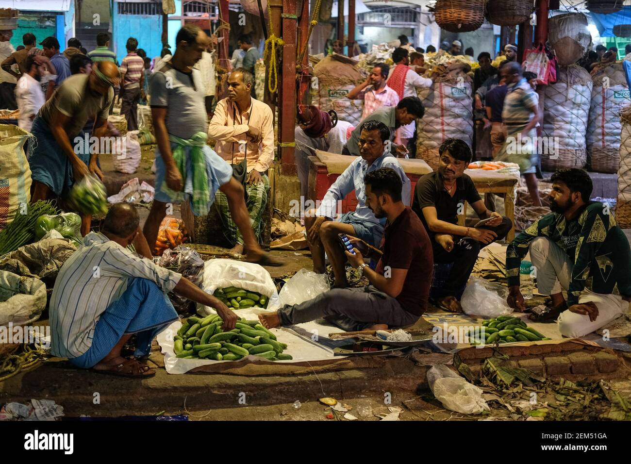 Händler, die in Koley Markt, einem der überfüllten Gemüsemärkte von Kolkata chitchatting. Stockfoto