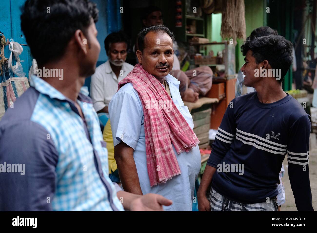 Händler, die in Koley Markt, einem der überfüllten Gemüsemärkte von Kolkata chitchatting. Stockfoto