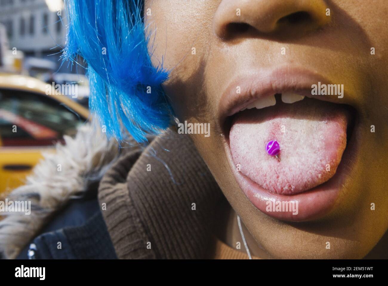 Nahaufnahme einer jungen Frau, die ihre Zunge durchbohrt Stockfoto