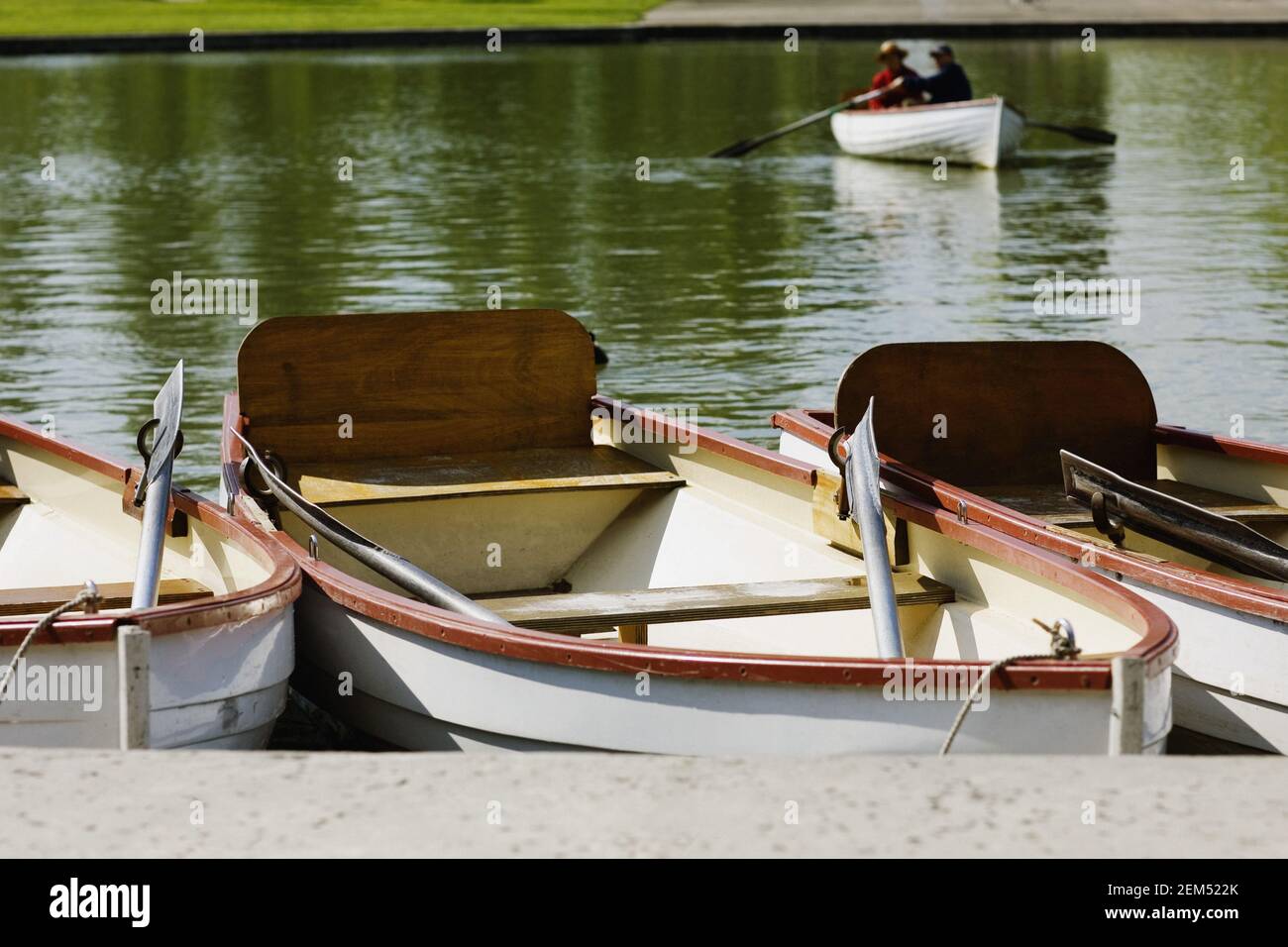 Blick auf Boote, die in einem See, Paris, Frankreich, festgemacht sind Stockfoto