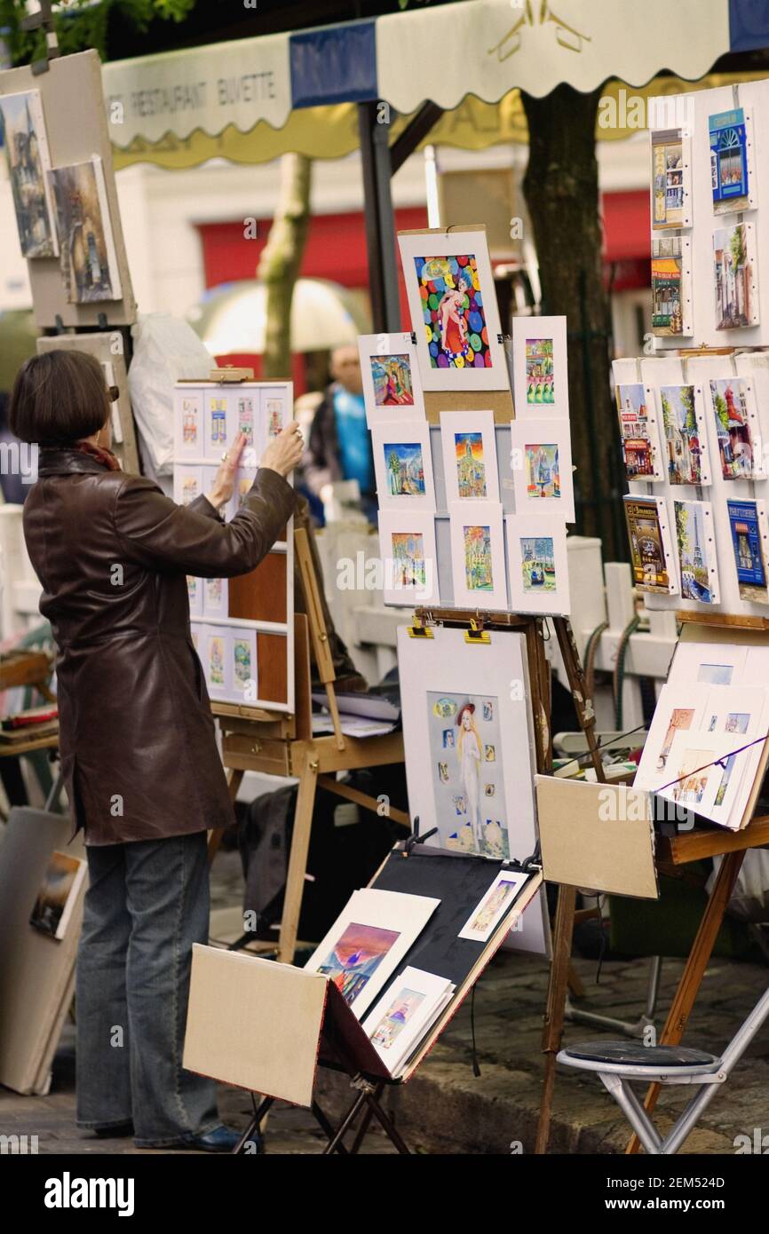 Seitenprofil einer Frau, die ein Gemälde in einem hält Kaufen Stockfoto