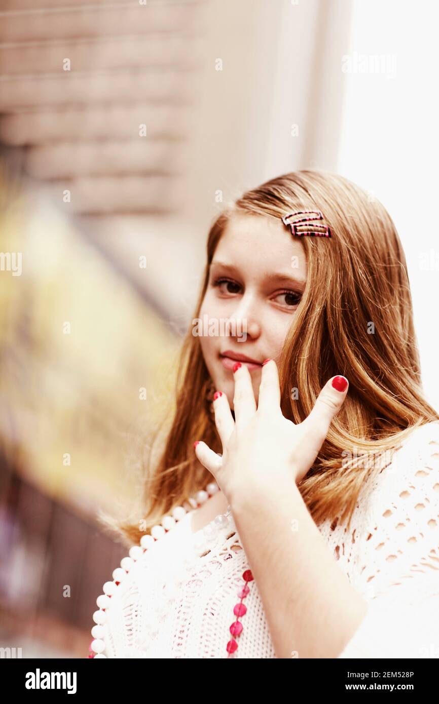 Porträt eines Teenagers mit Nagellack auf ihr Fingernägel Stockfoto