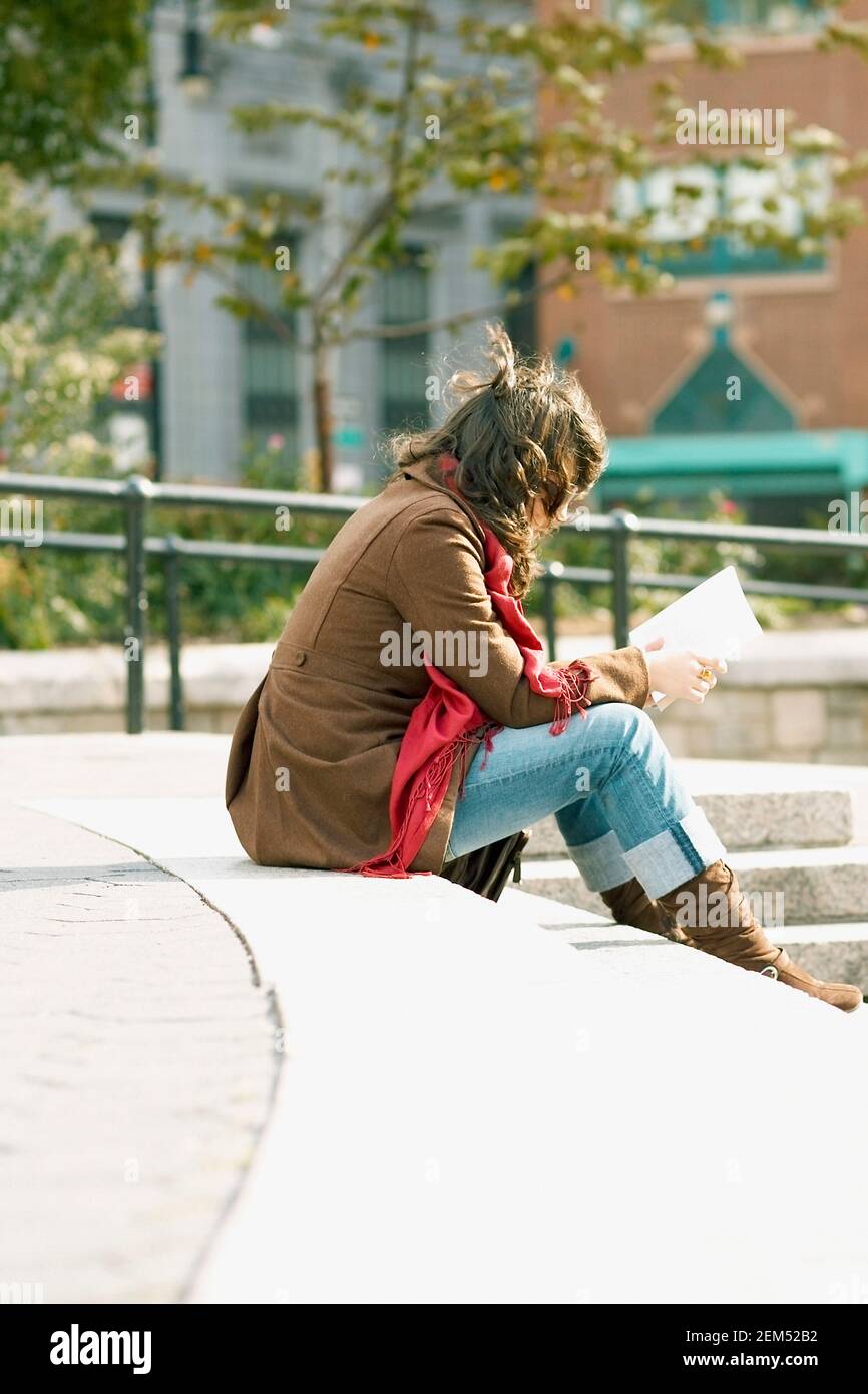 Seitenansicht einer Frau, ein Buch zu lesen Stockfoto