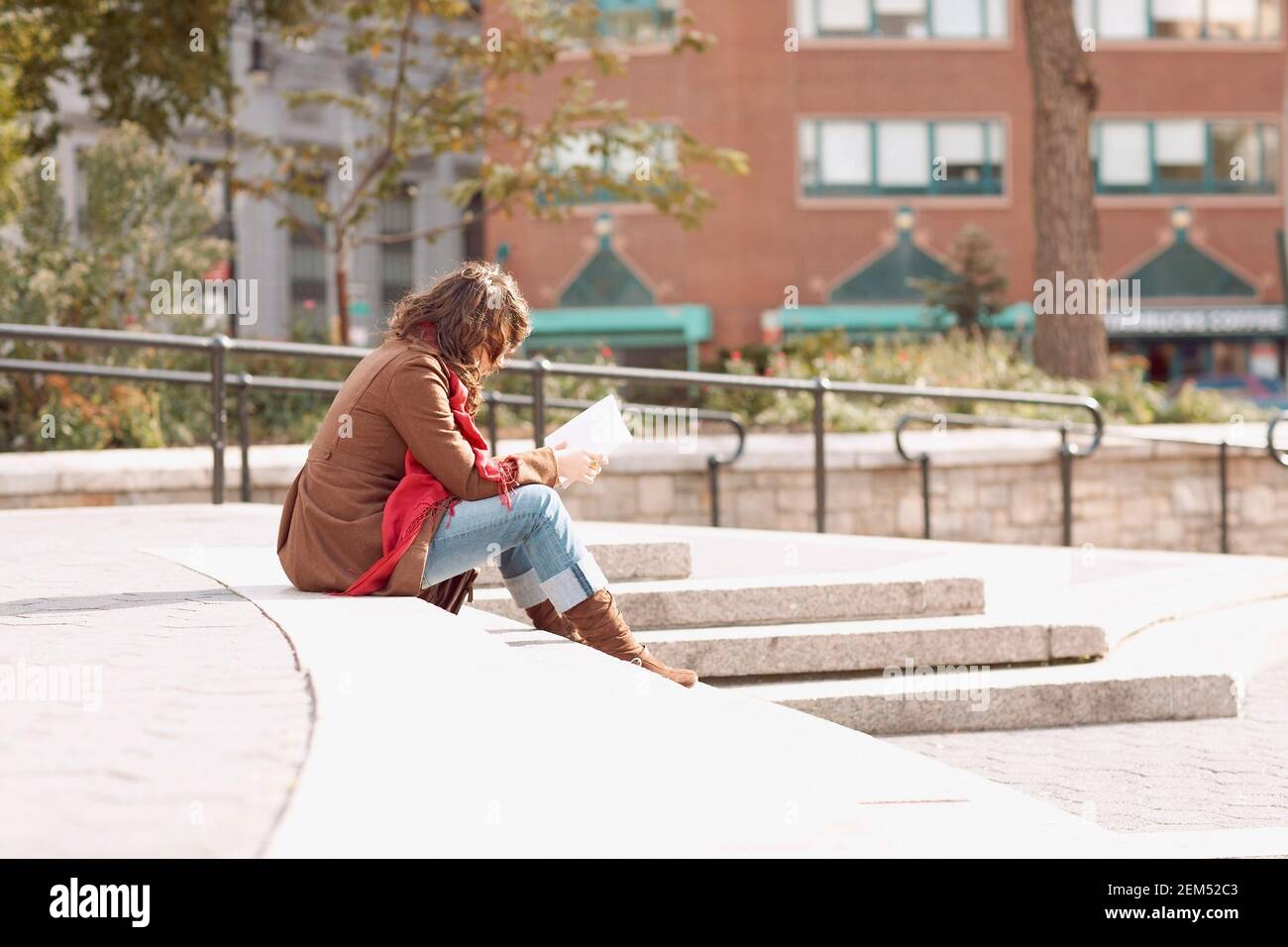 Seitenansicht einer Frau, ein Buch zu lesen Stockfoto