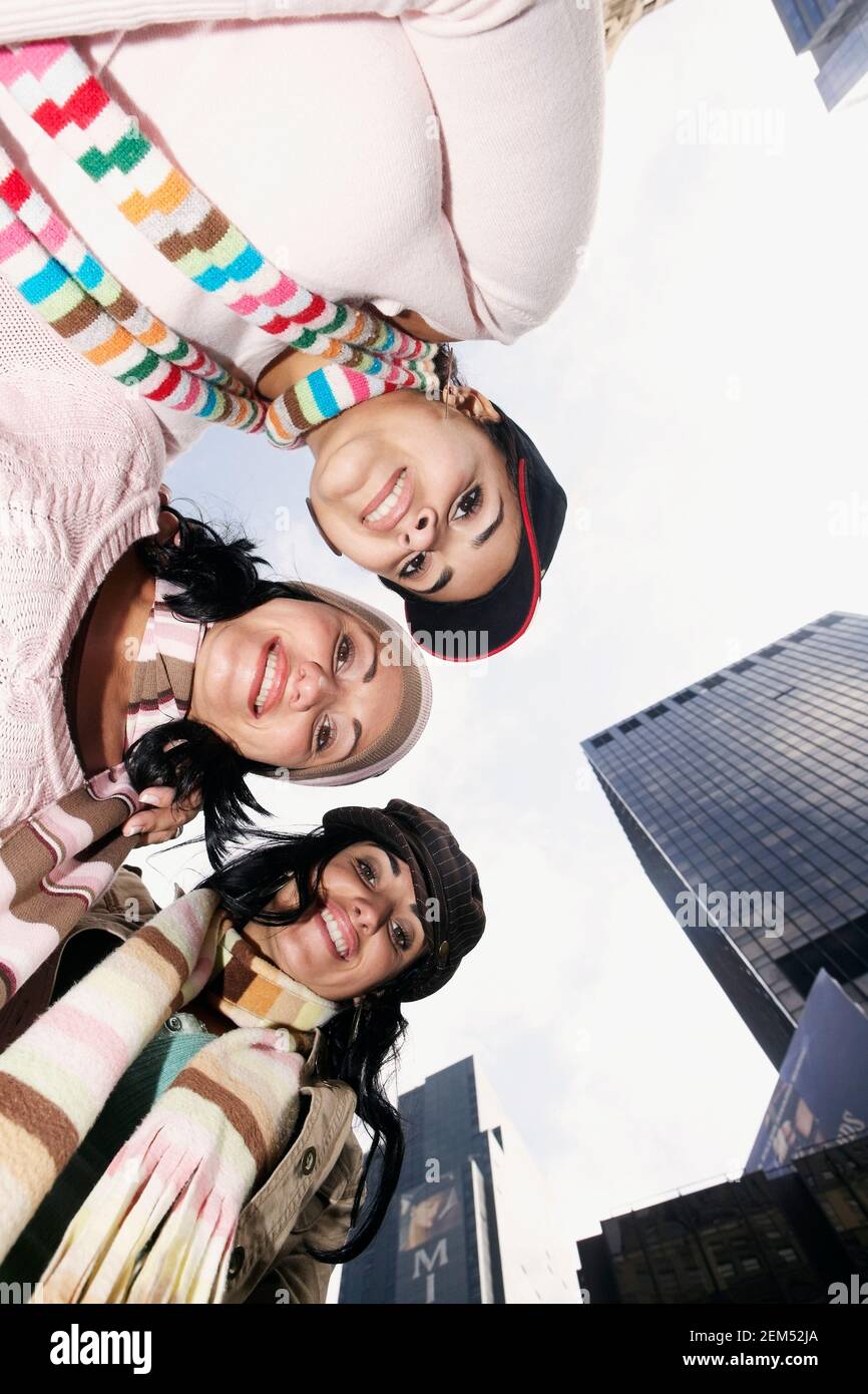 Low-Angle-Ansicht von zwei jungen Frauen und einer Mitte Erwachsene Frau lächelt Stockfoto
