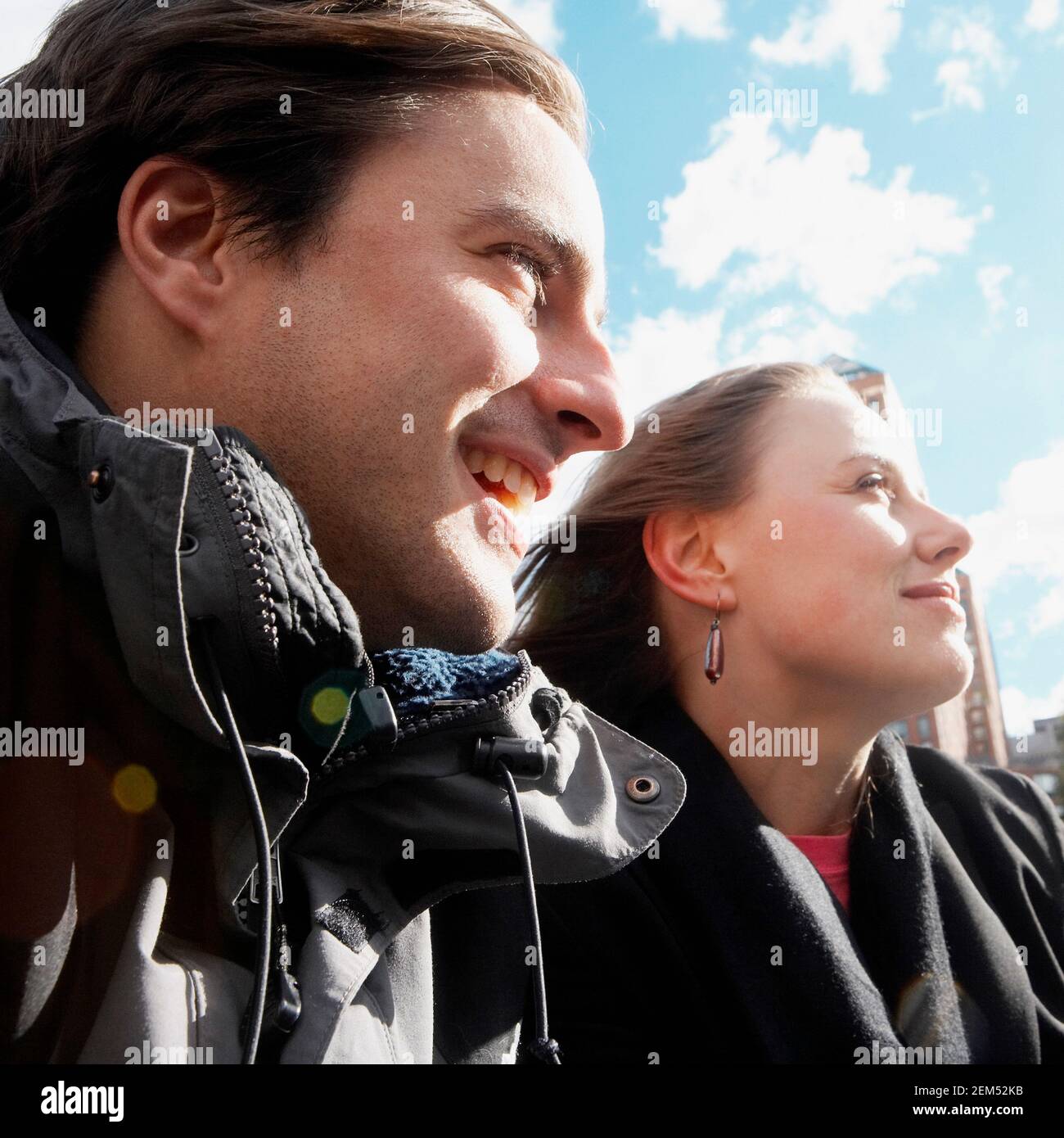 Ein junges Paar lächelnd in Nahaufnahme Stockfoto
