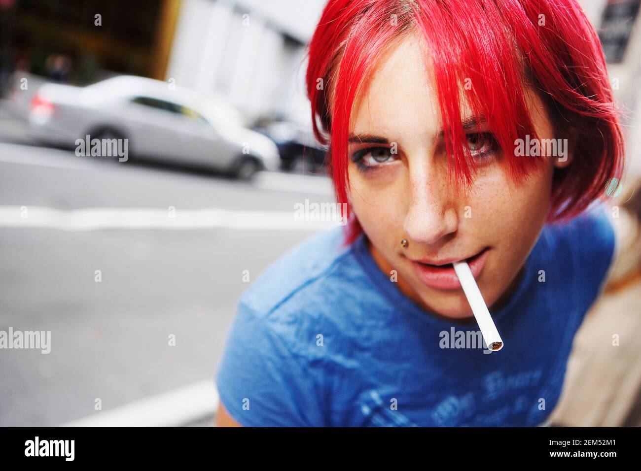 Porträt einer jungen Frau eine Zigarette rauchend Stockfoto