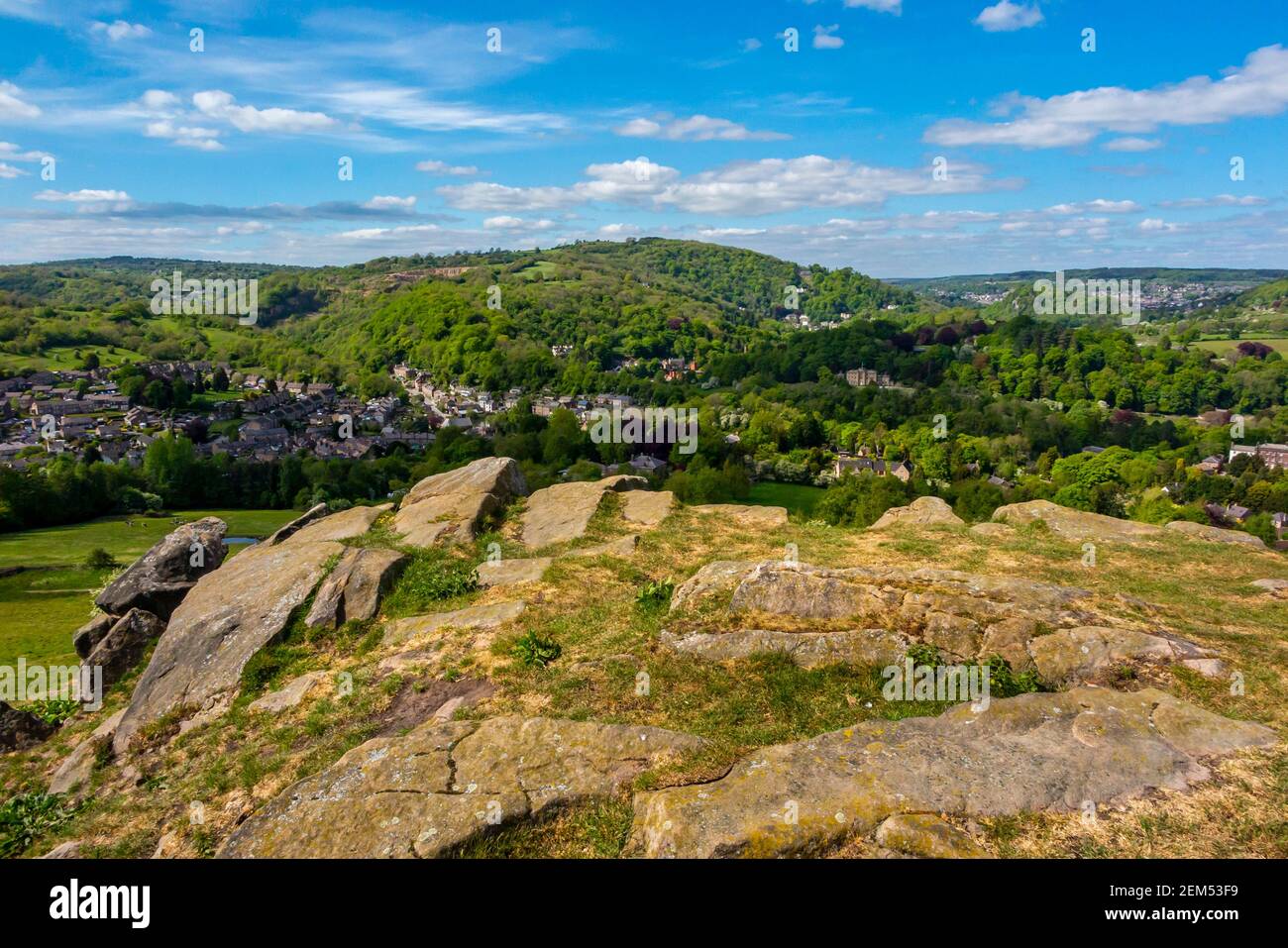 Landschaft mit Bäumen und Hügeln im Frühsommer bei Cromford Im Peak District Derbyshire Dales England Stockfoto