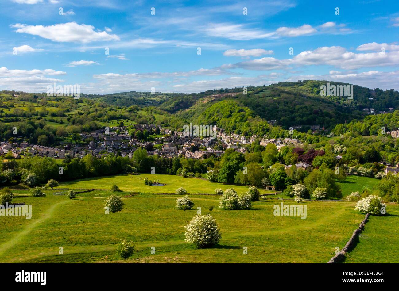 Landschaft mit Bäumen und Hügeln im Frühsommer bei Cromford Im Peak District Derbyshire Dales England Stockfoto