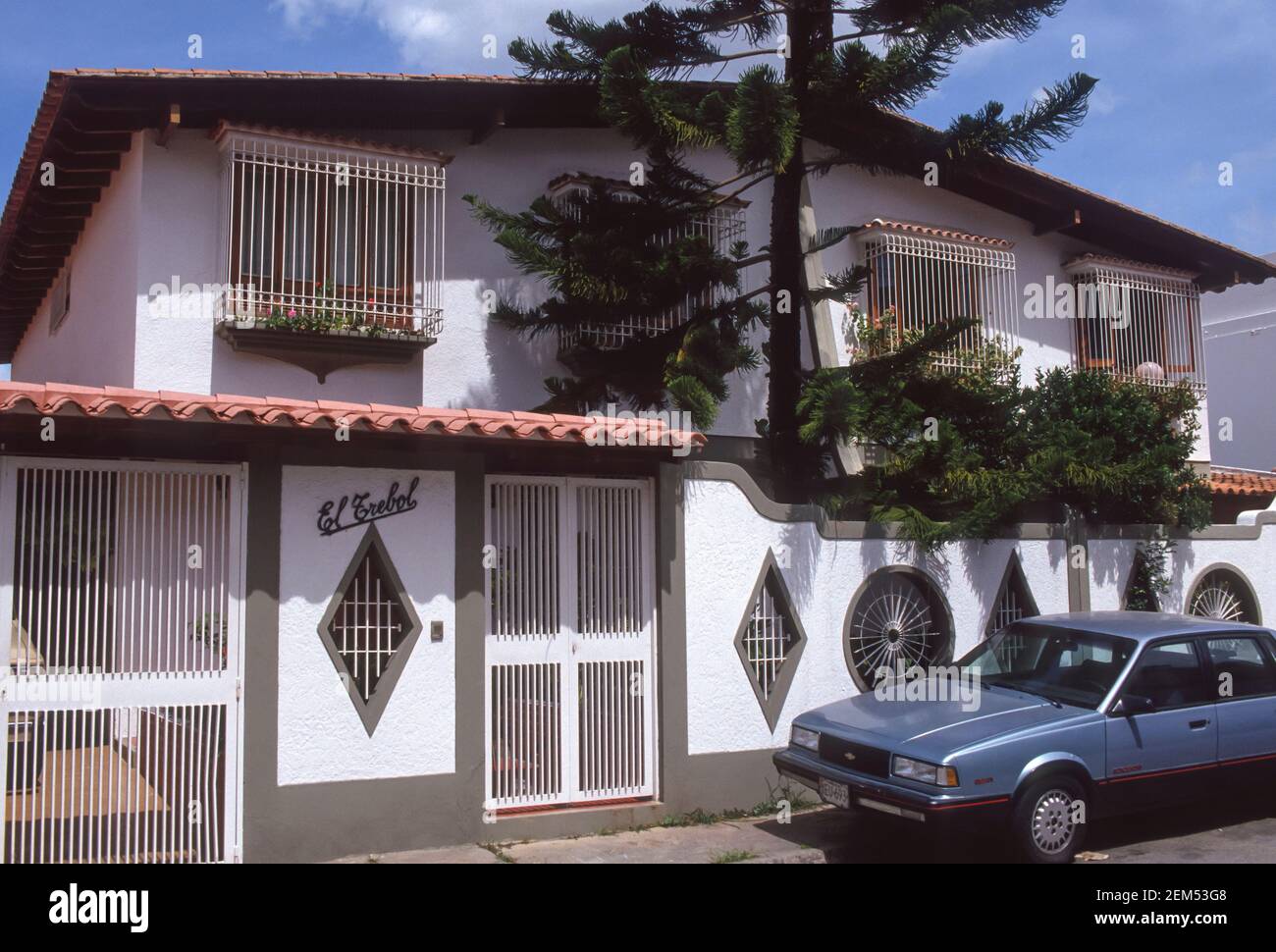 CARACAS, VENEZUELA, 1992 - typisches Haus der oberen Klasse in Ost-Caracas mit Fensterläden. Stockfoto