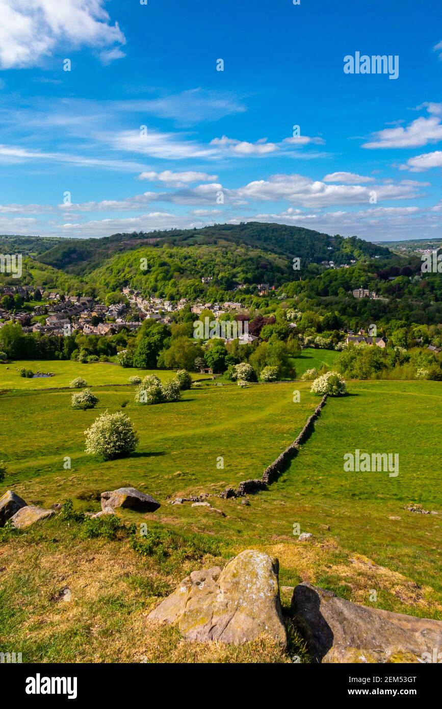 Landschaft mit Bäumen und Hügeln im Frühsommer bei Cromford Im Peak District Derbyshire Dales England Stockfoto